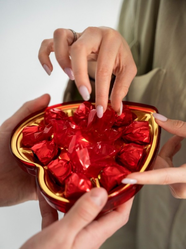 사람, 벽, 실내, 빨간색이(가) 표시된 사진 &lt;br/&gt; &lt;br/&gt;자동 생성된 설명